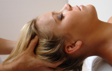 Kinezyterapia skóry głowy – wpływ napięcia, ukrwienia i układu nerwowego na włosy